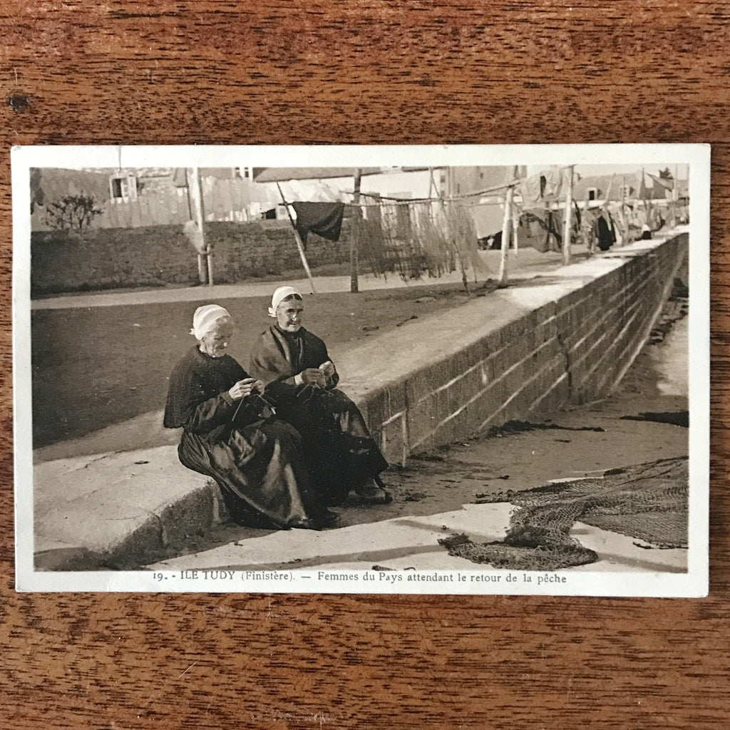 Carte postale ancienne noir et blanc sépia 1937 2 bigoudens Bretagne France par Hello Broc brocante en ligne