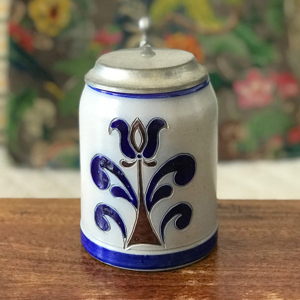 Chope pichet à bière en grès gris, décor bleu cobalt et marron et couvercle en étain contenance de 500 ml par Hello Broc brocante en ligne