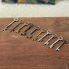 Lot de 10 clefs anciennes de taille moyenne longueur de 8,5 à 12,5 cm par Hello Broc brocante en ligne