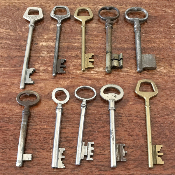 Lot de 10 clefs anciennes de taille moyenne longueur de 8,5 à 12,5 cm par Hello Broc brocante en ligne