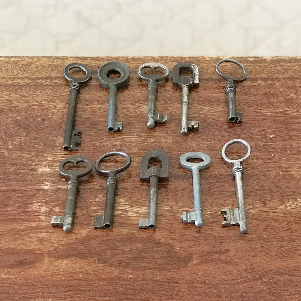 Lot de 10 clefs anciennes de taille moyenne longueur de 6 à 9 cm par Hello Broc brocante en ligne