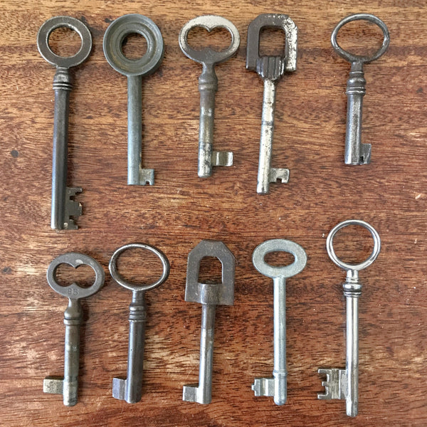 Lot de 10 clefs anciennes de taille moyenne longueur de 6 à 9 cm par Hello Broc brocante en ligne