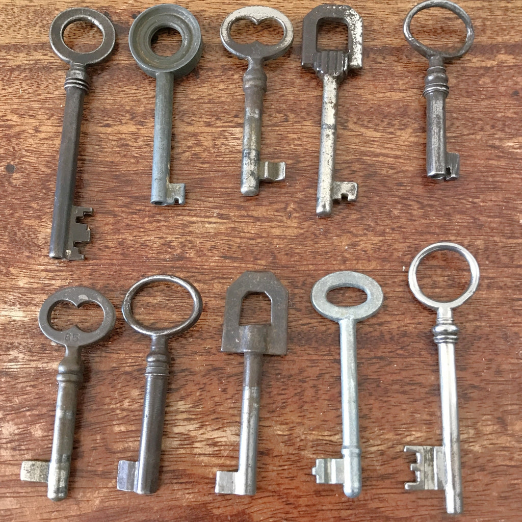 Lot de 10 clefs anciennes de taille moyenne longueur de 6 à 9 cm par Hello Broc brocante en ligne