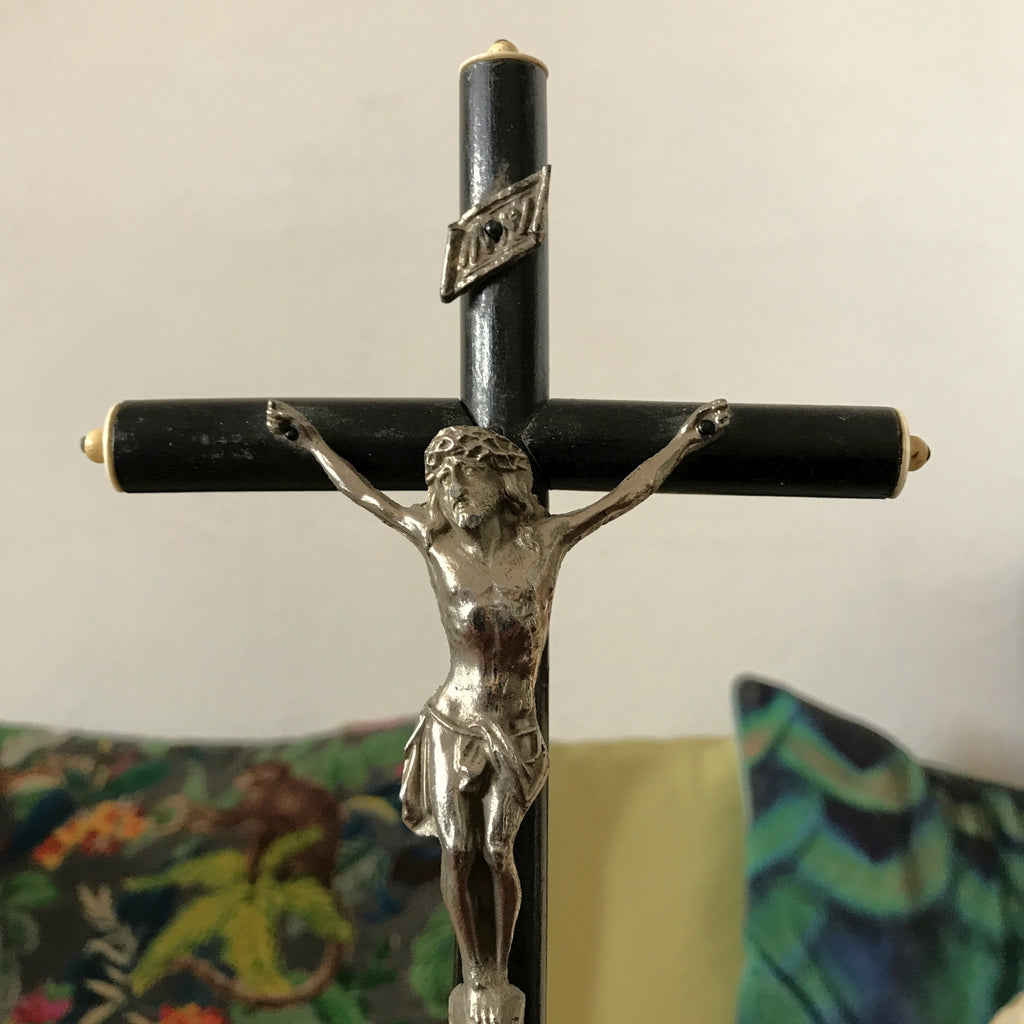 Crucifix sur pied époque Napoléon III en bois noirci, métal argenté et os par Hello Broc brocante en ligne