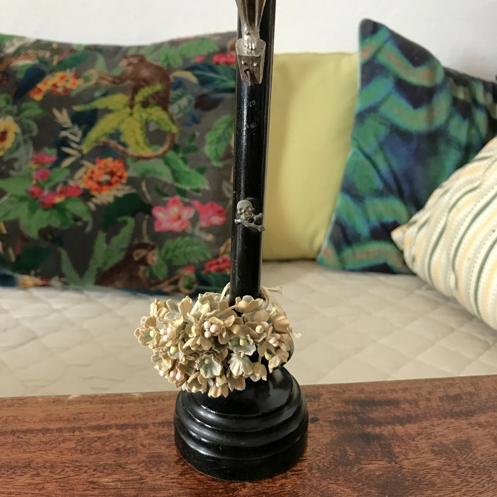 Crucifix sur pied époque Napoléon III en bois noirci, métal argenté et os par Hello Broc brocante en ligne