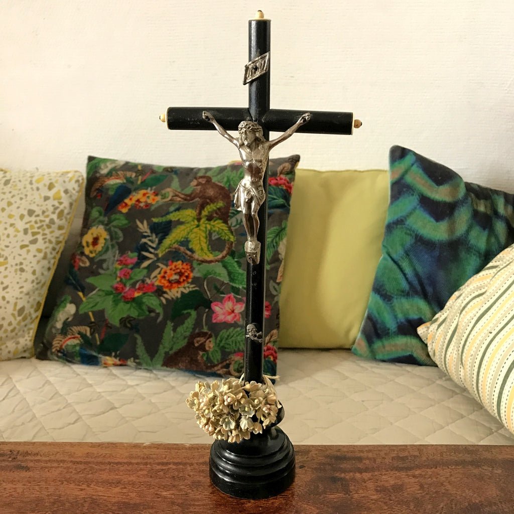 Crucifix sur pied époque Napoléon III en bois noirci, métal argenté et os par Hello Broc brocante en ligne