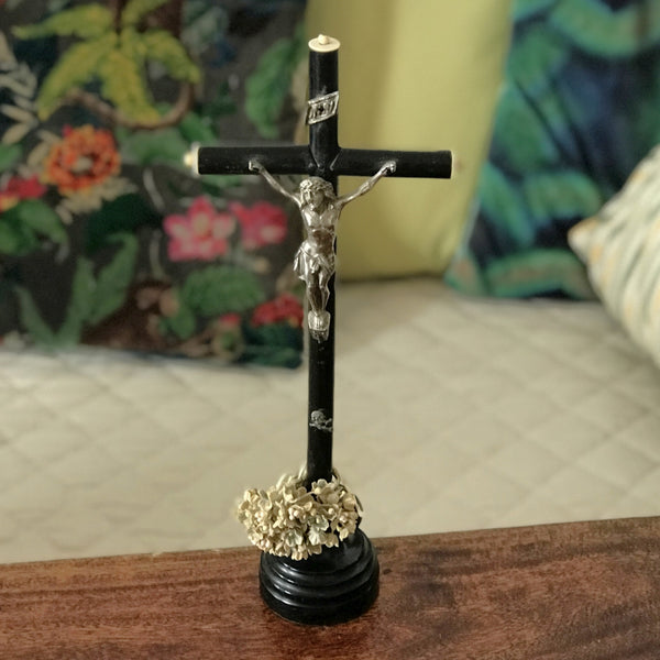 Crucifix sur pied époque Napoléon III en bois noirci, métal argenté et os par Hello Broc brocante en ligne