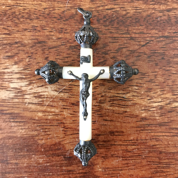 Pendentif croix pectorale en nacre et métal noirci Napoléon III - Hello Broc brocante en ligne