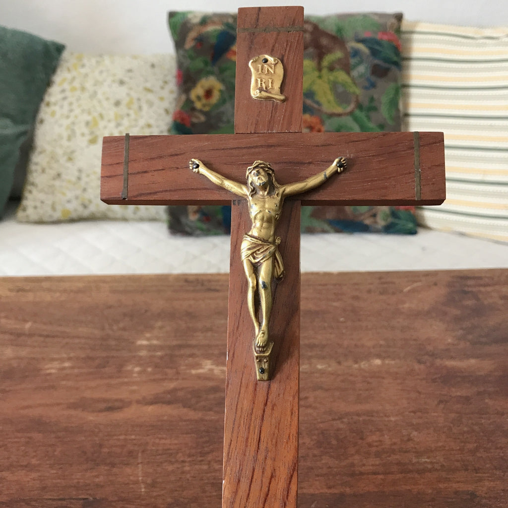 Crucifix vintage années 50 bronze, chêne et laiton par Hello Broc brocante en ligne