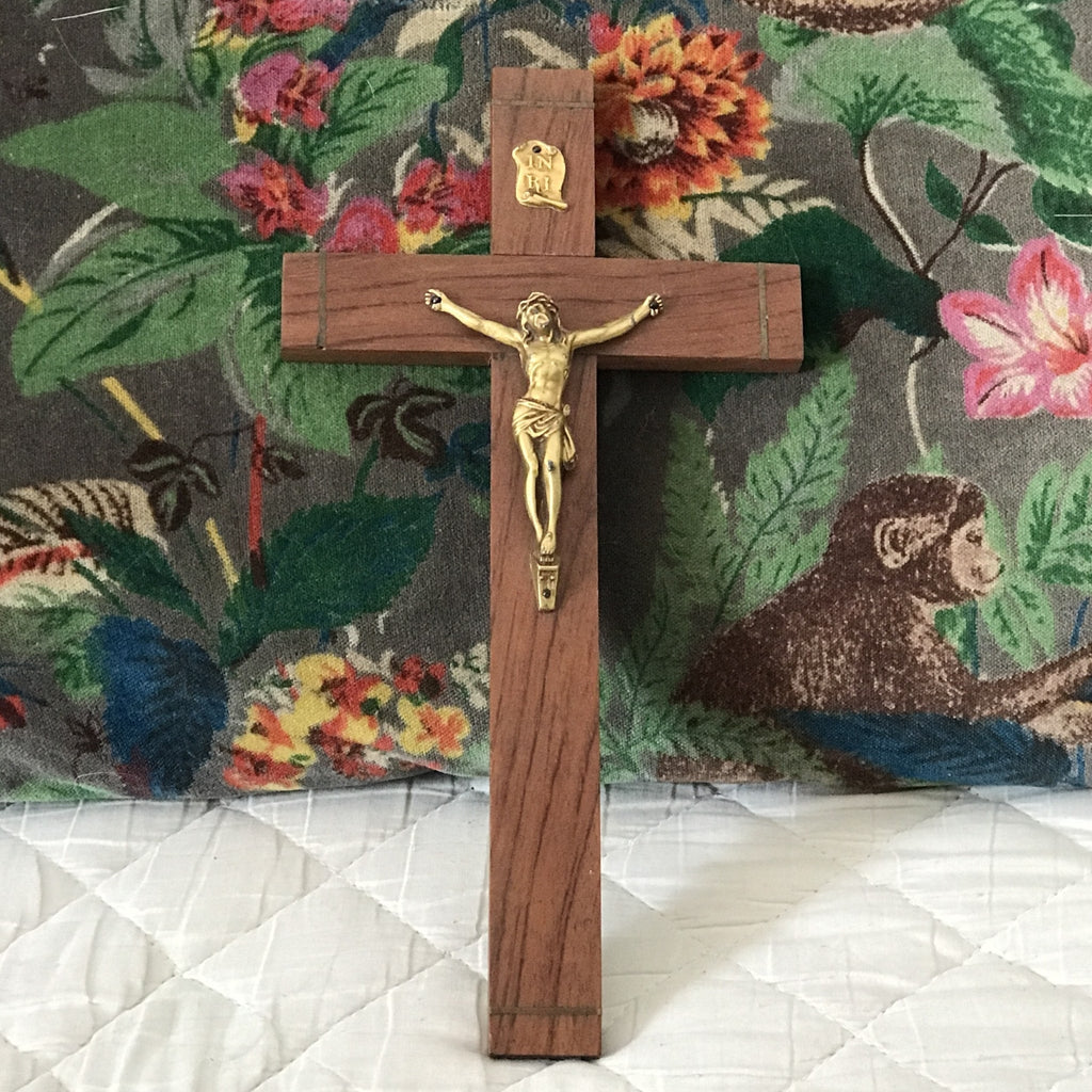 Crucifix vintage années 50 bronze, chêne et laiton par Hello Broc brocante en ligne