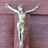 Crucifix vintage années 50 bronze, chêne et laiton par Hello Broc brocante en ligne