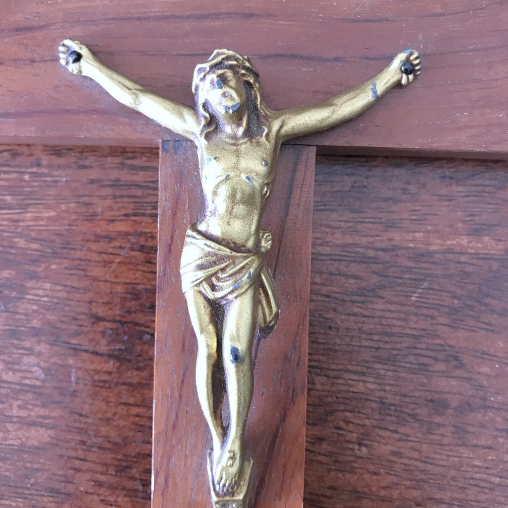 Crucifix vintage années 50 bronze, chêne et laiton par Hello Broc brocante en ligne