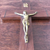 Crucifix vintage années 50 bronze, chêne et laiton par Hello Broc brocante en ligne