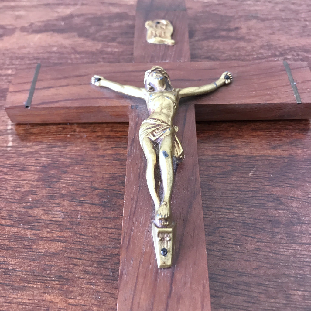 Crucifix vintage années 50 bronze, chêne et laiton par Hello Broc brocante en ligne