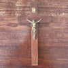 Crucifix vintage années 50 bronze, chêne et laiton par Hello Broc brocante en ligne