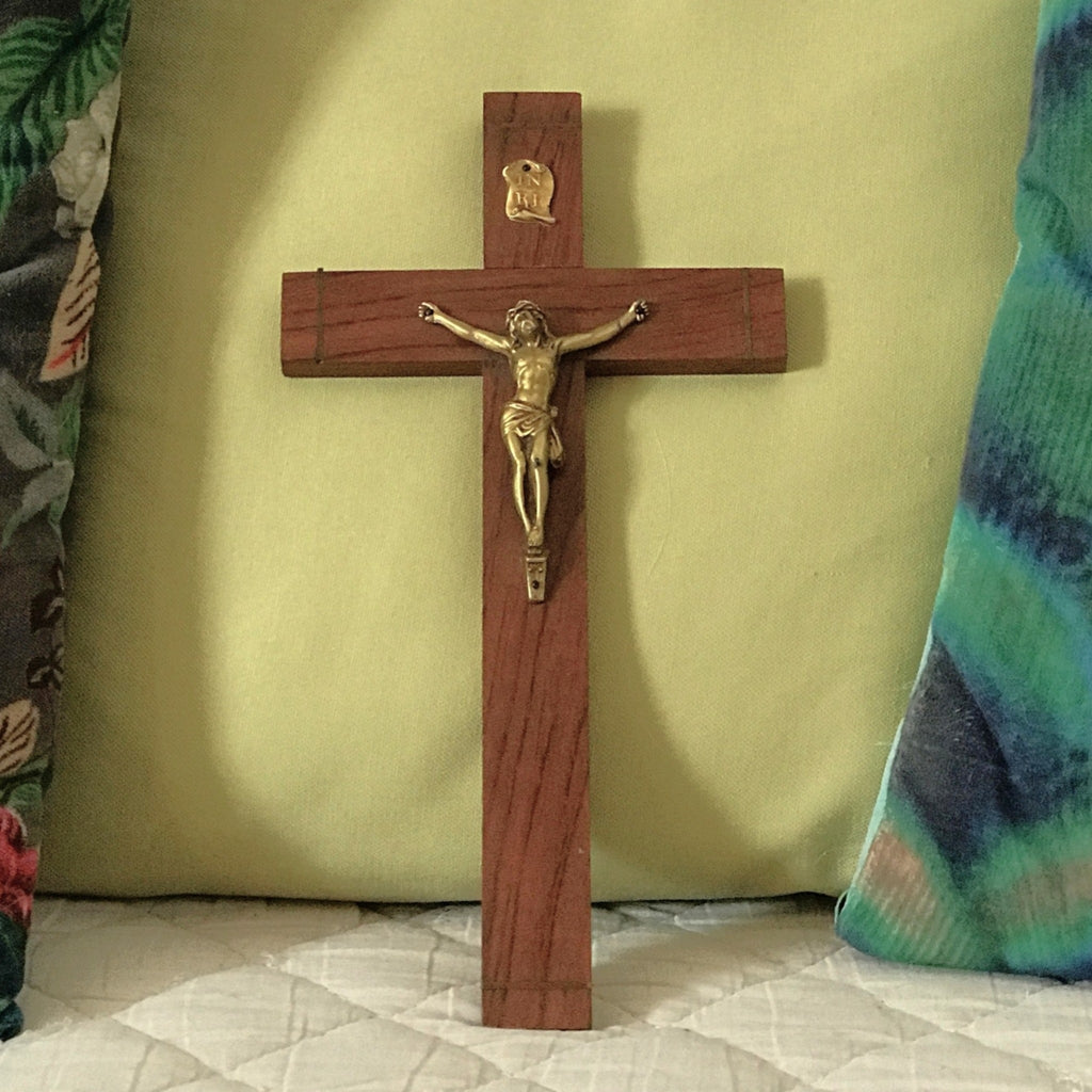 Crucifix vintage années 50 bronze, chêne et laiton par Hello Broc brocante en ligne
