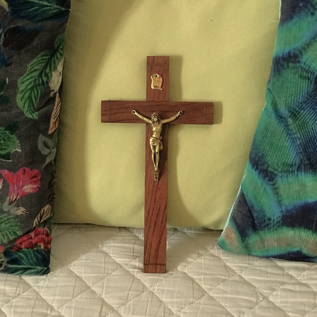Crucifix vintage années 50 bronze, chêne et laiton par Hello Broc brocante en ligne