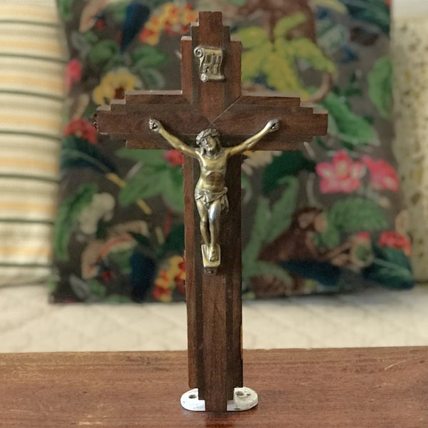 Crucifix années 40 en chêne, bronze doré et inserts en laiton par Hello Broc brocante en ligne