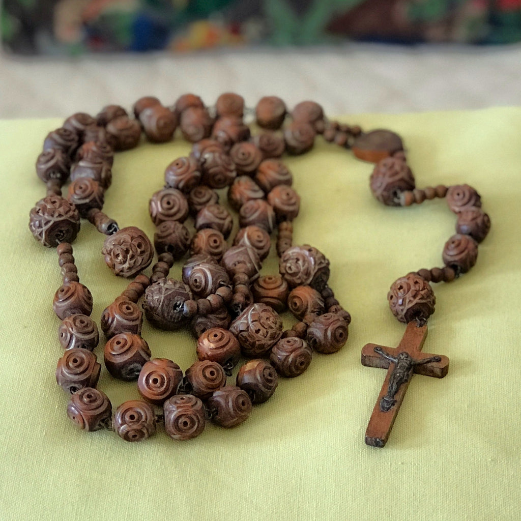 Grand chapelet en billes de bois sculptées par Hello Broc brocante en ligne