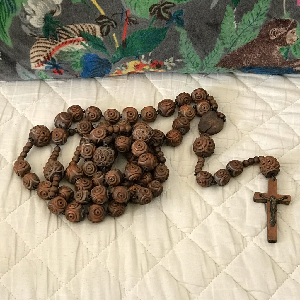 Grand chapelet en billes de bois sculptées par Hello Broc brocante en ligne