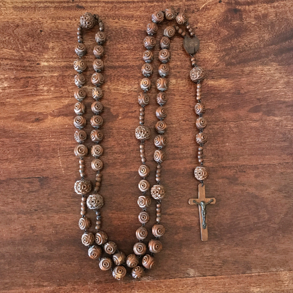 Grand chapelet en billes de bois sculptées par Hello Broc brocante en ligne
