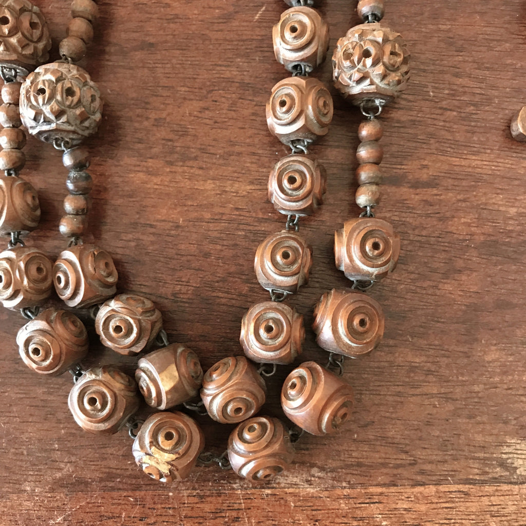 Grand chapelet en billes de bois sculptées par Hello Broc brocante en ligne