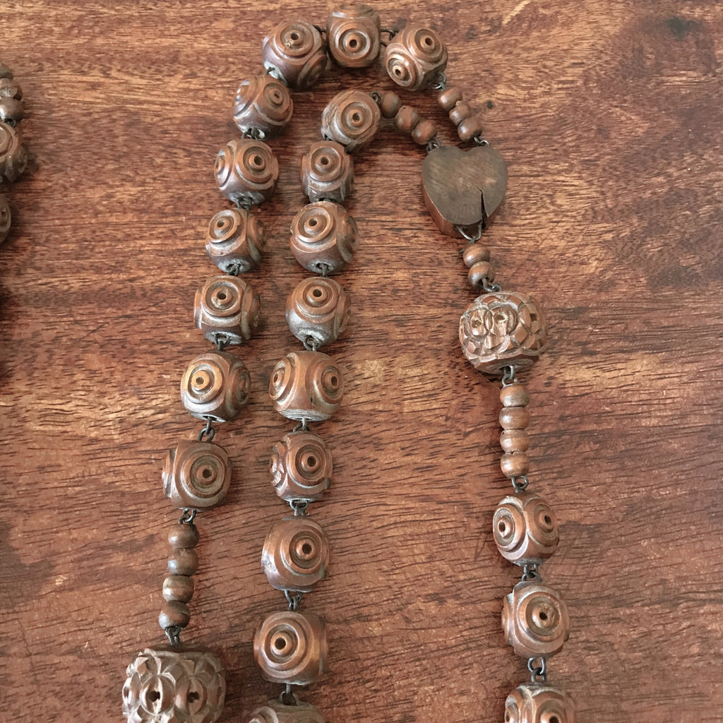 Grand chapelet en billes de bois sculptées par Hello Broc brocante en ligne