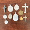 Lot de 8 médailles religieuses dont des miraculeuses et 3 croix anciennes par Hello Broc brocante en ligne