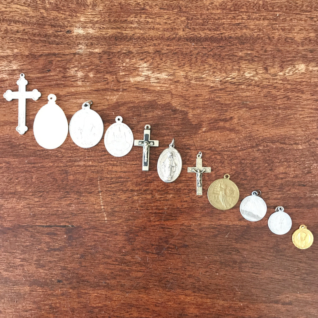 Lot de 8 médailles religieuses dont des miraculeuses et 3 croix anciennes par Hello Broc brocante en ligne