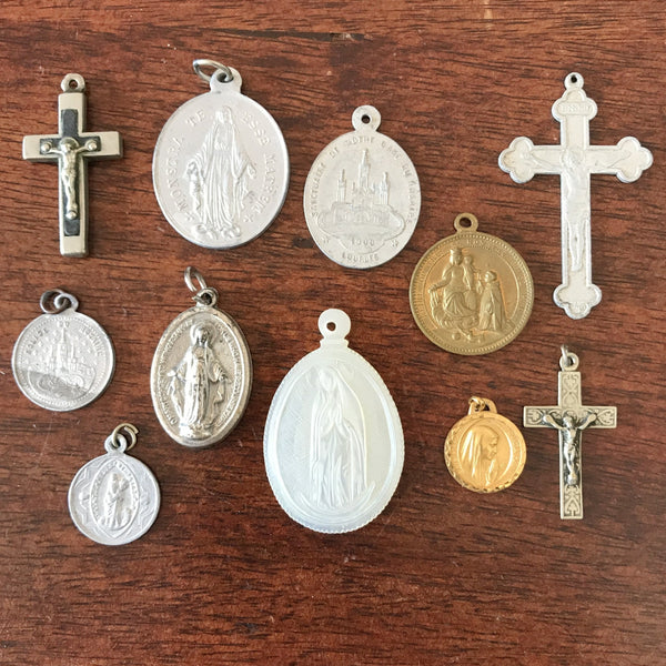 Lot de 8 médailles religieuses dont des miraculeuses et 3 croix anciennes par Hello Broc brocante en ligne