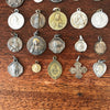 Ensemble de 40 médailles religieuses vintage par Hello Broc brocante en ligne