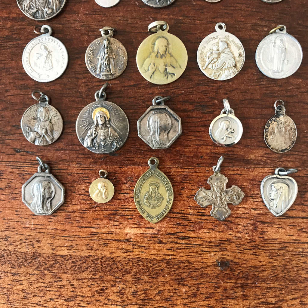 Ensemble de 40 médailles religieuses vintage par Hello Broc brocante en ligne