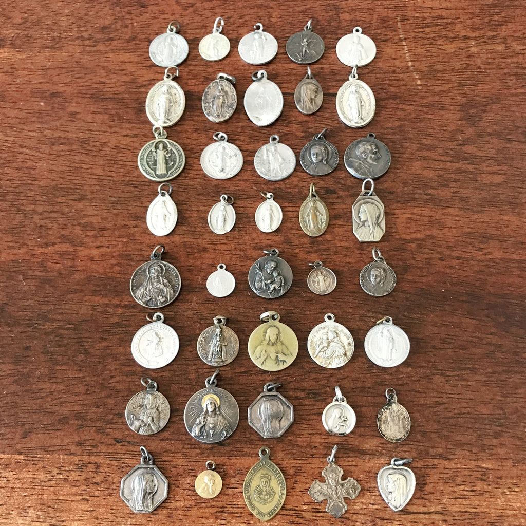 Ensemble de 40 médailles religieuses vintage par Hello Broc brocante en ligne
