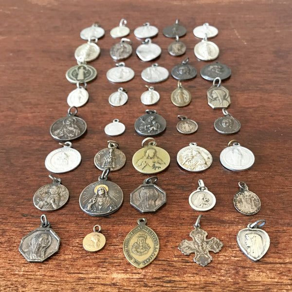 Ensemble de 40 médailles religieuses vintage par Hello Broc brocante en ligne