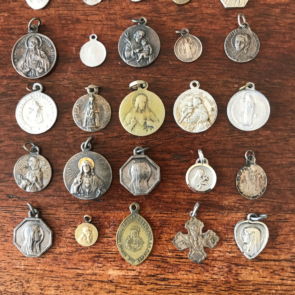 Ensemble de 40 médailles religieuses vintage par Hello Broc brocante en ligne