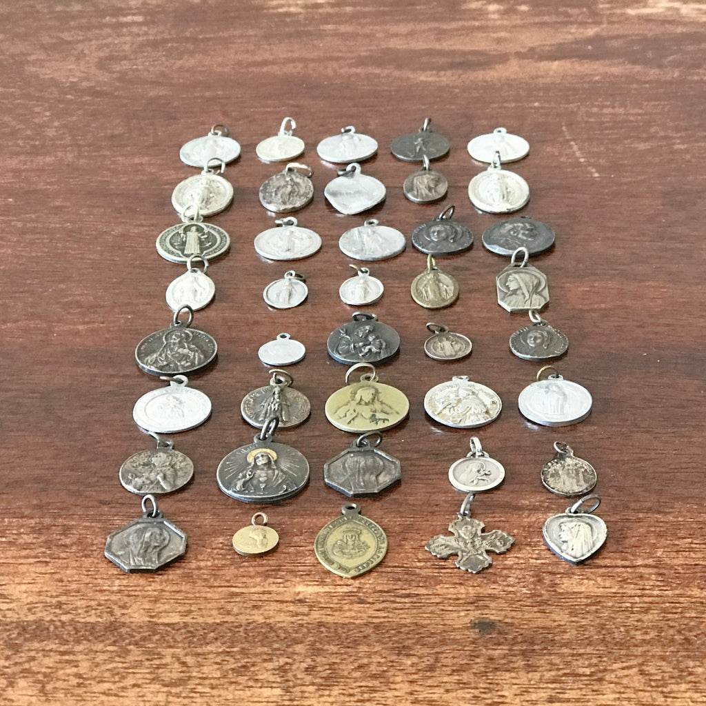 Ensemble de 40 médailles religieuses vintage par Hello Broc brocante en ligne