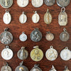 Ensemble de 40 médailles religieuses vintage par Hello Broc brocante en ligne