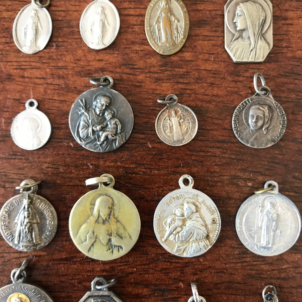 Ensemble de 40 médailles religieuses vintage par Hello Broc brocante en ligne