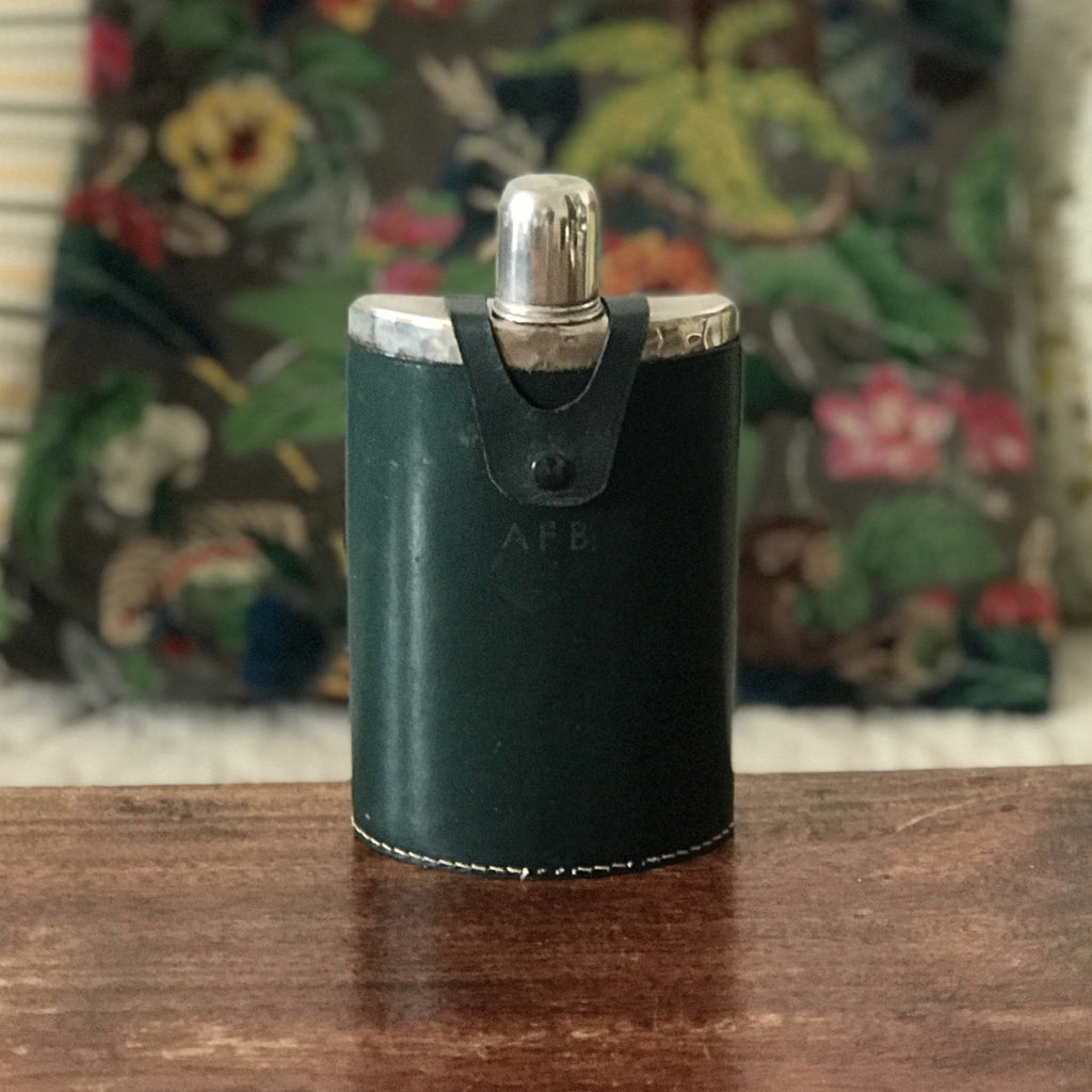 Flasque petite bouteille avec bouchon Armée gravée Air Force Cape Town 1955 gainée de cuir vert sapin par Hello Broc brocante en ligne