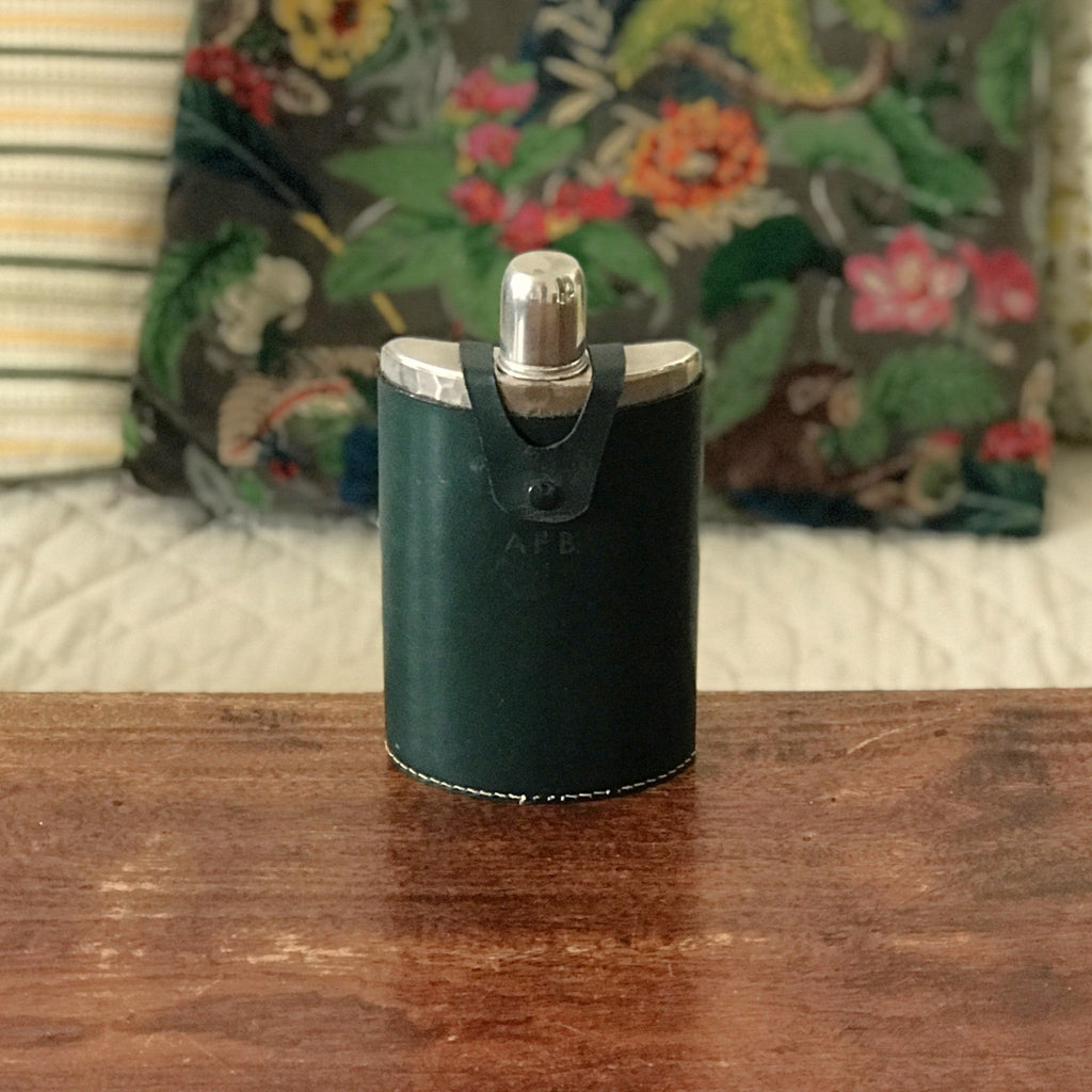 Flasque petite bouteille avec bouchon Armée gravée Air Force Cape Town 1955 gainée de cuir vert sapin par Hello Broc brocante en ligne