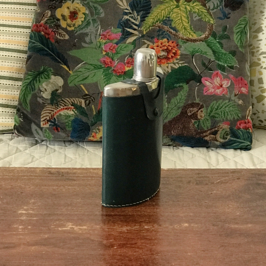 Flasque petite bouteille avec bouchon Armée gravée Air Force Cape Town 1955 gainée de cuir vert sapin par Hello Broc brocante en ligne