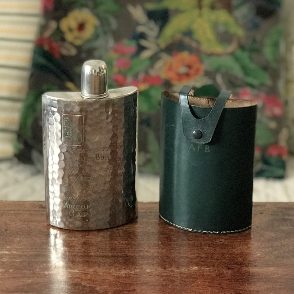 Flasque petite bouteille avec bouchon Armée gravée Air Force Cape Town 1955 gainée de cuir vert sapin par Hello Broc brocante en ligne