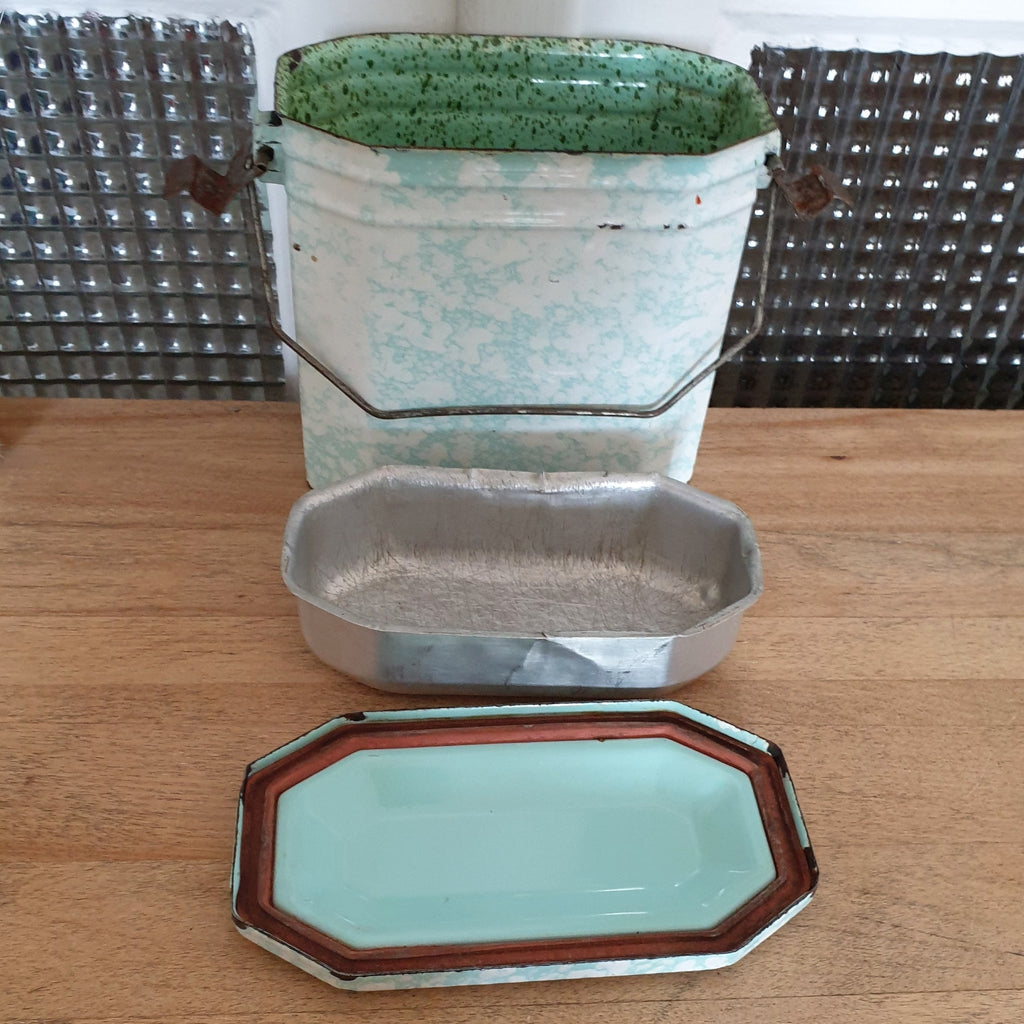 Gamelle portable vintage en tôle émaillée mouchetée par Hello Broc brocante en ligne