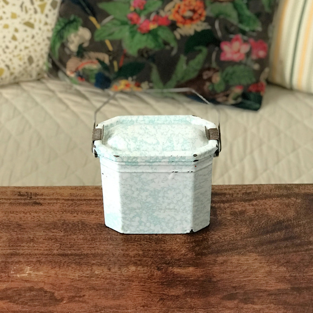 Gamelle portable vintage en tôle émaillée mouchetée par Hello Broc brocante en ligne