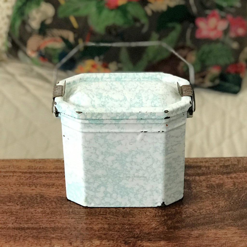 Gamelle portable vintage en tôle émaillée mouchetée par Hello Broc brocante en ligne