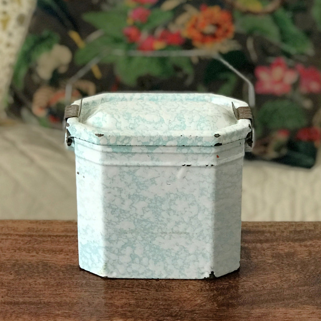 Gamelle portable vintage en tôle émaillée mouchetée par Hello Broc brocante en ligne