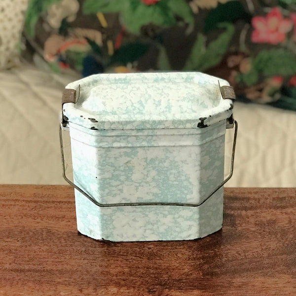 Gamelle portable vintage en tôle émaillée mouchetée par Hello Broc brocante en ligne