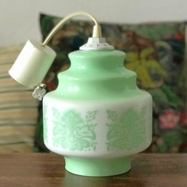 Suspension vintage années 80 verre opalin blanc impressions vert céladon par Hello Broc brocante en ligne