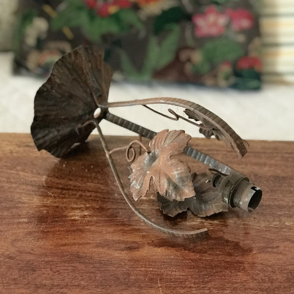 Suspension pied de lampe en fer forgé dans son jus Circa 1930 par Hello Broc brocante en ligne