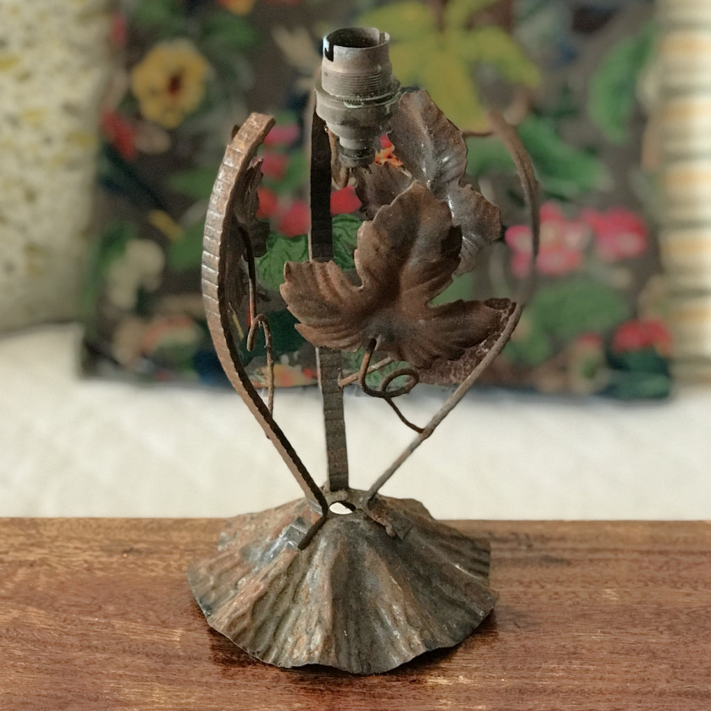 Suspension pied de lampe en fer forgé dans son jus Circa 1930 par Hello Broc brocante en ligne